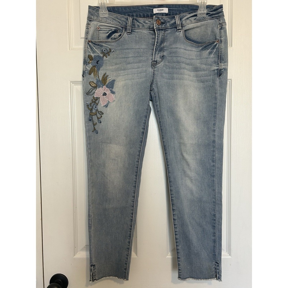 Kensie Jeans Light Wash Floral Embroidered Raw Hem Women's Jeans‎ Size 8 29